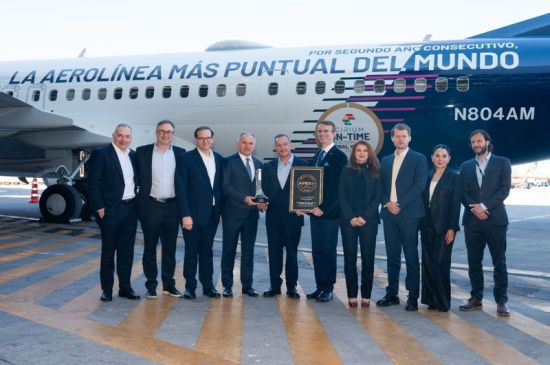 Aeroméxico recibe premio como la aerolínea más puntual del mundo en 2025